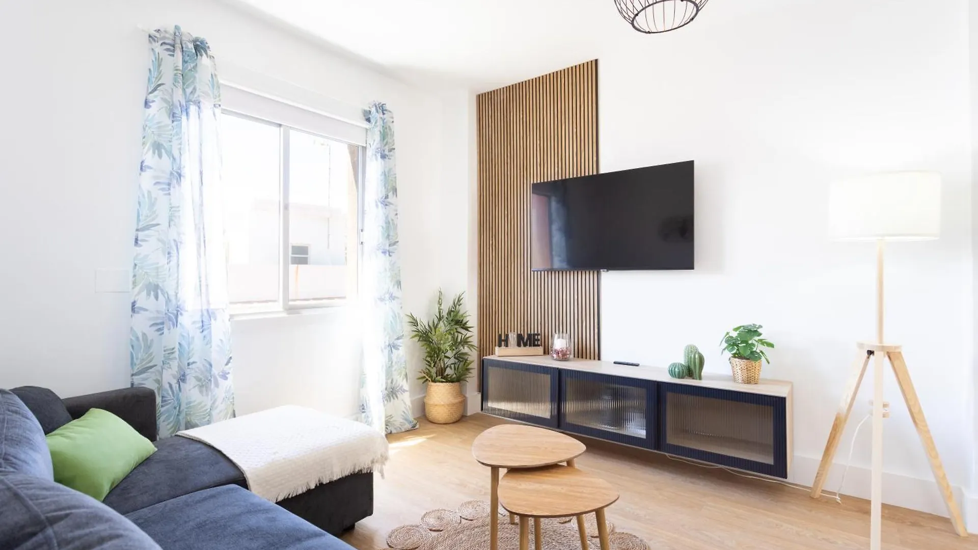 Home2Book Vibrant & Trendy Apt Santa Cruz Center contacts